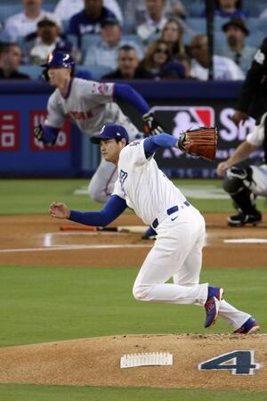 １回、ベイティを一ゴロに打ち取った大谷（共同）