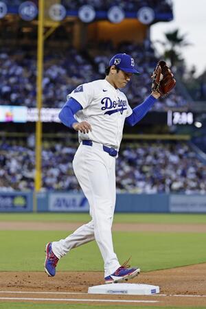 １回、ベイティの一ゴロでベースカバーに入る大谷（共同）