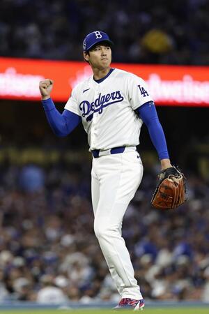 ２回を投げ終え、ガッツポーズする大谷（共同）