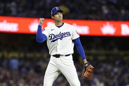 ２回を投げ終え、ガッツポーズする大谷（共同）