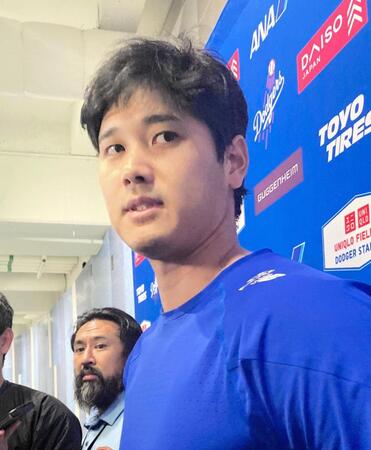 試合後取材に応じた大谷翔平（撮影・小林信行）