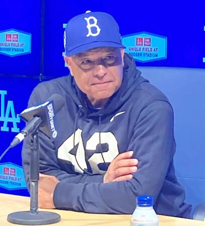 試合後、報道陣の質問に答えるロバーツ監督（撮影・小林信行）