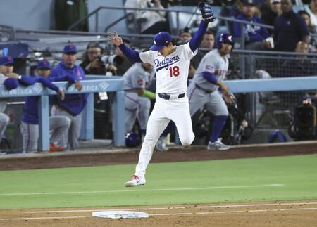 　メッツ戦の４回、ポランコの一ゴロの送球をジャンプして処理する山本（共同）＝１５日