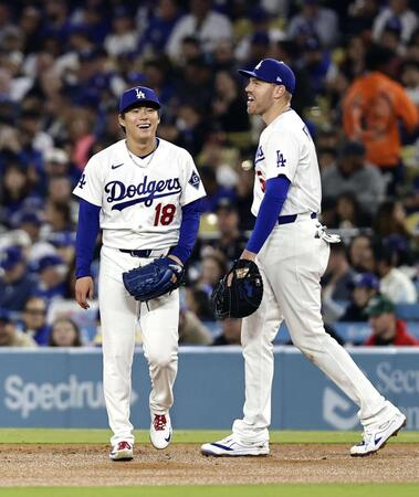 　メッツ戦の４回、ポランコの一ゴロを処理し、一塁手フリーマン（右）と笑顔の山本（共同）＝１５日