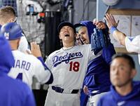　７回を投げ終え、ベンチでタッチを交わすドジャース・山本（共同）
