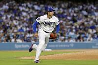 １回、ベイティの一ゴロでベースカバーに入る大谷（共同）