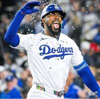 六回、４号ソロを放ってベンチ前でヒマワリの種を浴びるＴ・ヘルナンデス（ロサンゼルス・ドジャース提供）