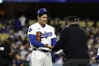 メッツ戦の４回を投げ終え、審判のチェックを受ける大谷（共同）