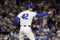 ６回、ビシェットを空振り三振に仕留めた大谷（共同）