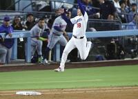 　メッツ戦の４回、ポランコの一ゴロの送球をジャンプして処理する山本（共同）＝１５日