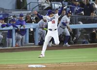 　メッツ戦の４回、ポランコの一ゴロの送球をジャンプして処理する山本（共同）＝１５日