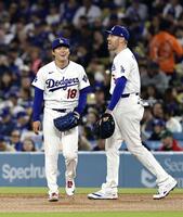 　メッツ戦の４回、ポランコの一ゴロを処理し、一塁手フリーマン（右）と笑顔の山本（共同）＝１５日