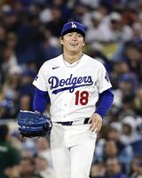 　メッツ戦の４回を投げ終え、笑顔の山本（共同）＝１５日