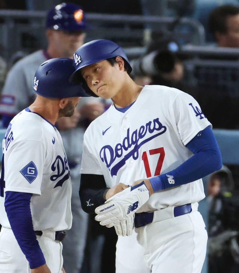 　８回、申告敬遠で出塁したドジャース・大谷。昨季から４８試合連続出塁とした（共同）