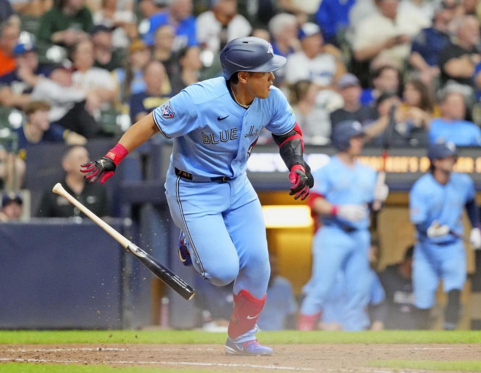 　ブルワーズ戦の９回、左前に適時打を放つブルージェイズ・岡本（共同）