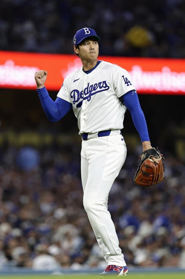 ２回を投げ終え、ガッツポーズする大谷（共同）