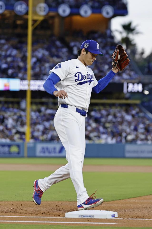 １回、ベイティの一ゴロでベースカバーに入る大谷（共同）