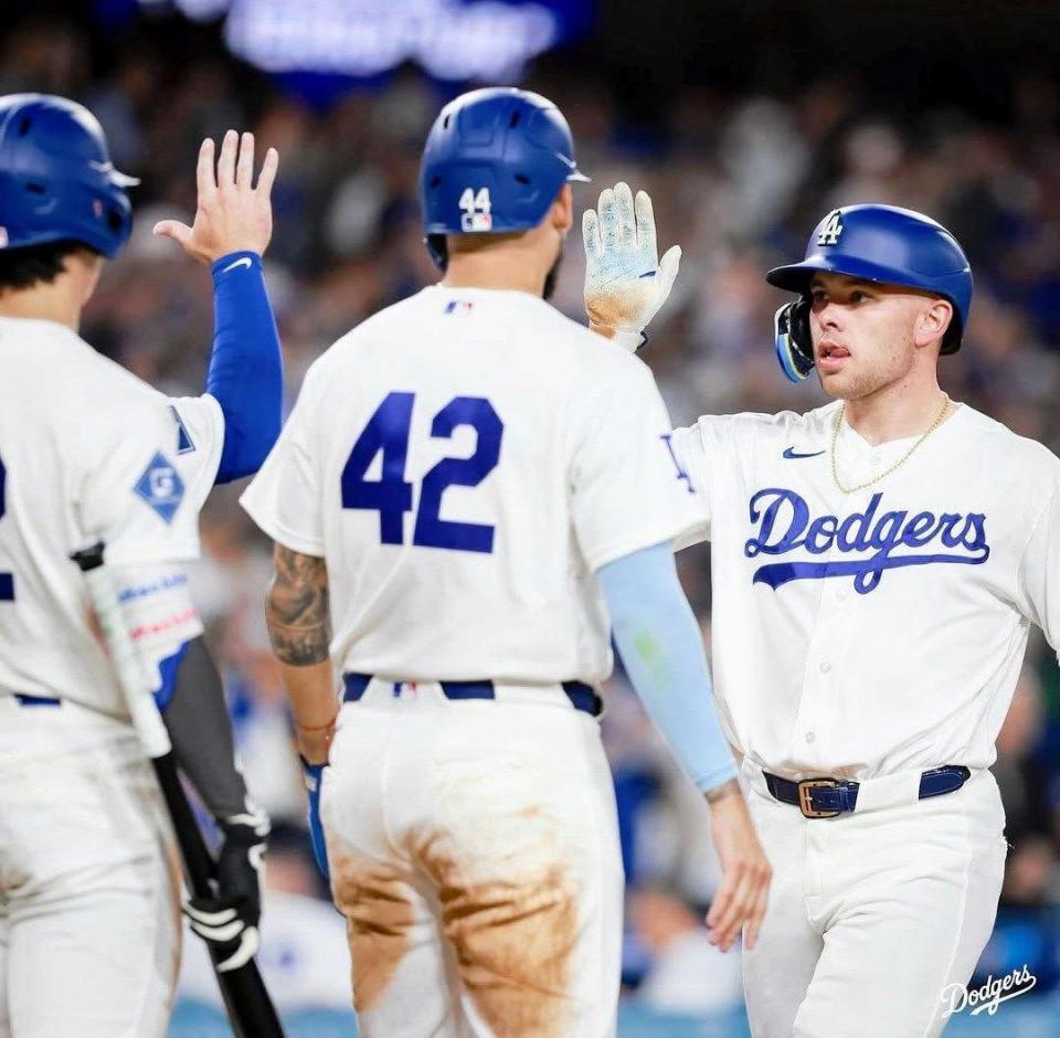 　八回、４号満塁弾を放ったラッシング（右）＝ロサンゼルス・ドジャース提供