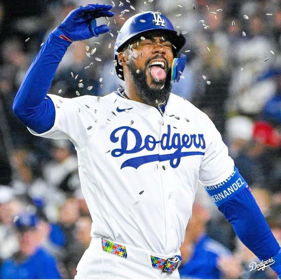 六回、４号ソロを放ってベンチ前でヒマワリの種を浴びるＴ・ヘルナンデス（ロサンゼルス・ドジャース提供）