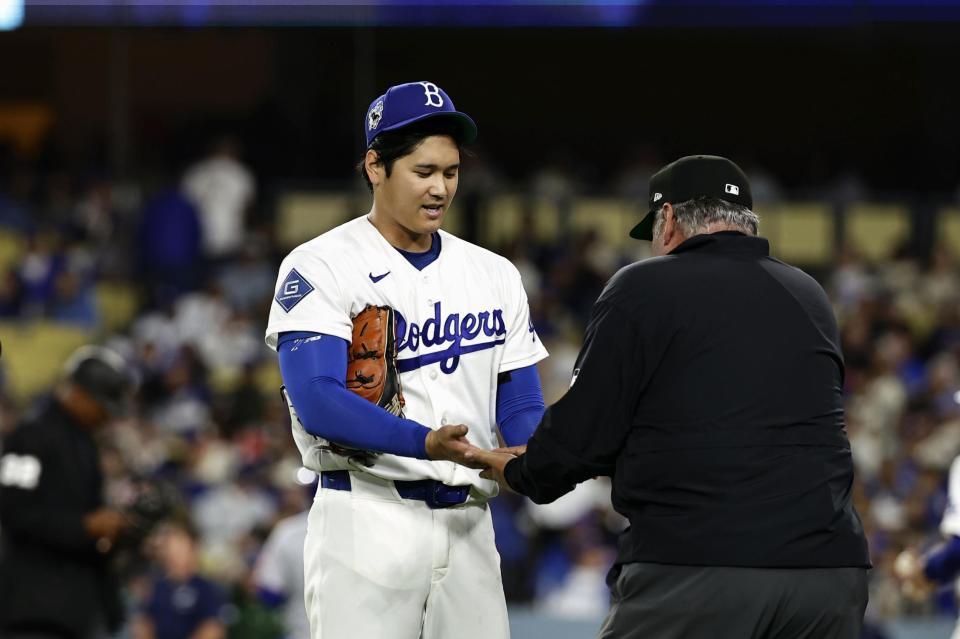 メッツ戦の４回を投げ終え、審判のチェックを受ける大谷（共同）