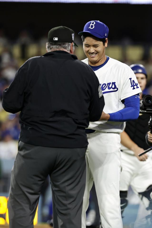 メッツ戦の４回を投げ終え、審判のチェックを受ける大谷（共同）