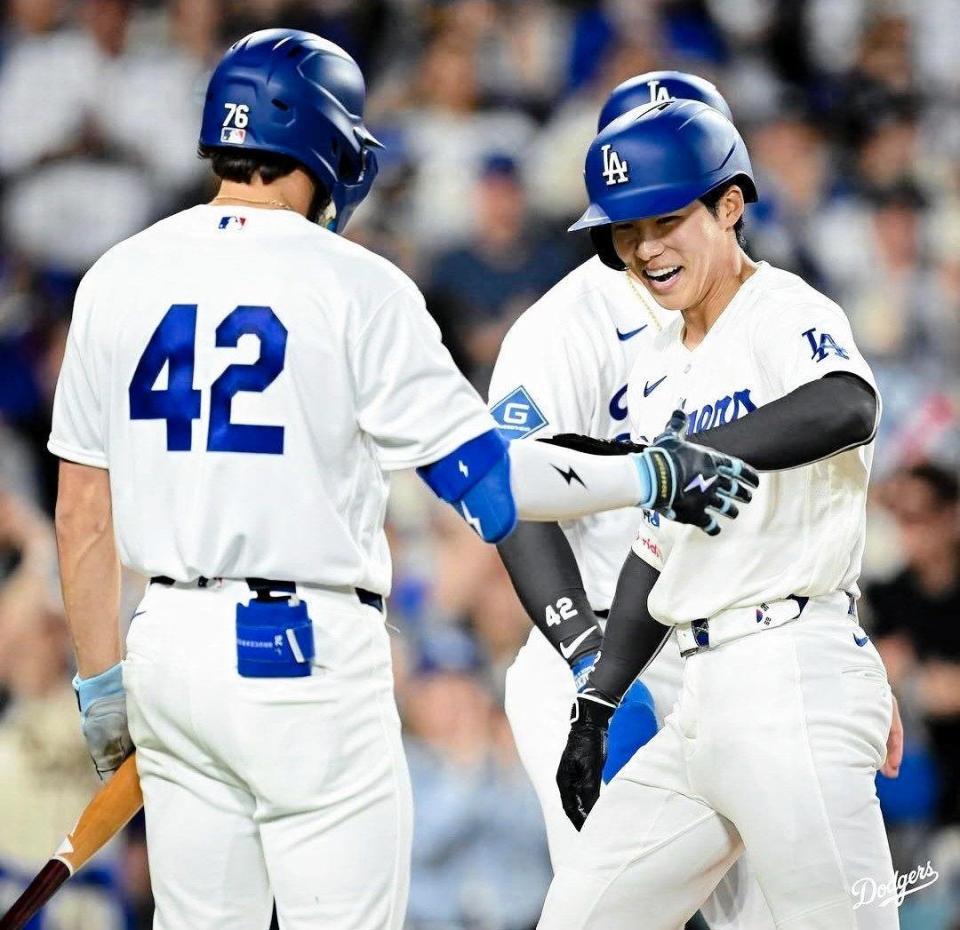 二回、先制２ランを放ちホームで笑みを浮かべるキム・ヘソン（ロサンゼルス・ドジャース提供）