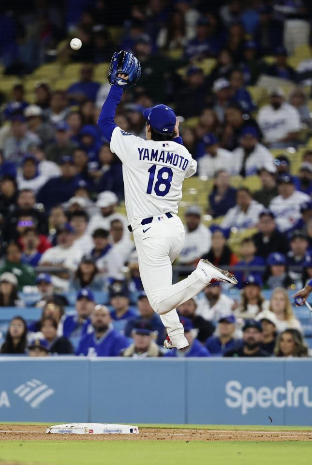 　メッツ戦の４回、ポランコの一ゴロの送球をジャンプして捕球する山本（共同）＝１５日