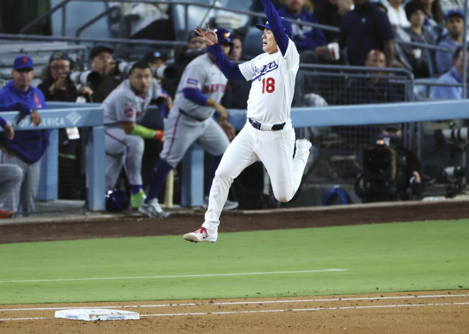 　メッツ戦の４回、ポランコの一ゴロの送球をジャンプして処理する山本（共同）＝１５日