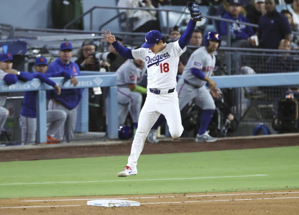 　メッツ戦の４回、ポランコの一ゴロの送球をジャンプして処理する山本（共同）＝１５日