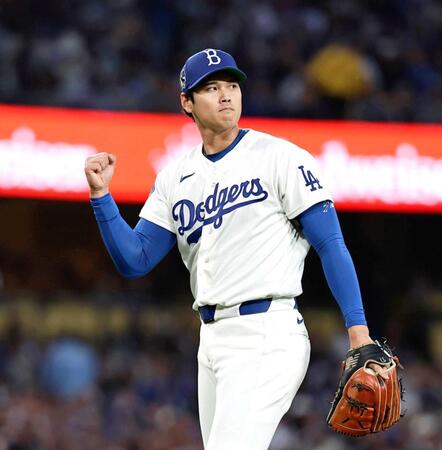 　２回を投げ終えガッツポーズする大谷（共同）　