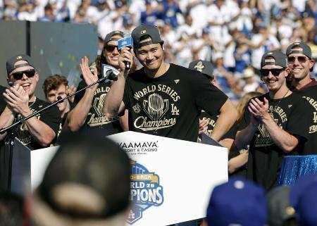 　米大リーグ、ドジャースのワールドシリーズ優勝報告会でスピーチする大谷翔平＝昨年１１月、ロサンゼルス（共同）