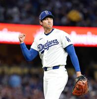 　２回を投げ終えガッツポーズする大谷（共同）　