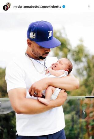 　第３子となるカーリちゃんを抱っこするベッツ。ベッツのインスタグラム（ｍｏｏｋｉｅｂｅｔｔｓ）より