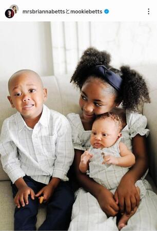 　第３子となるカーリちゃんを抱っこするキンリーちゃん。左はカイくん。ベッツのインスタグラム（ｍｏｏｋｉｅｂｅｔｔｓ）より