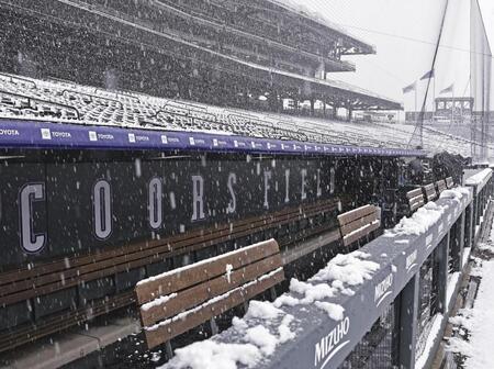 　雪が積もったロッキーズの本拠地、クアーズ・フィールド＝デンバー（共同）