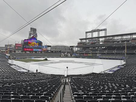 　雪が積もったロッキーズの本拠地、クアーズ・フィールド＝デンバー（共同）