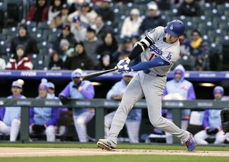 　ロッキーズ戦の１回、二塁打を放つドジャース・大谷＝デンバー（共同）