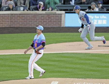 　ドジャース戦の１回、大谷（右）に二塁打を打たれたロッキーズ・菅野＝デンバー（共同）