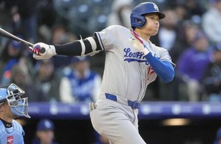 　ロッキーズ戦の１回、二塁打を放つドジャース・大谷＝デンバー（ＡＰ＝共同）
