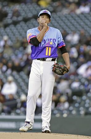 　ドジャース戦の１回、手に息を吹きかけるロッキーズ・菅野＝デンバー（共同）