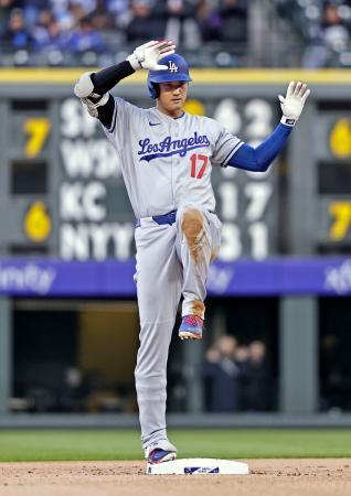 　ロッキーズ戦の１回、二塁打を放ちポーズをとるドジャース・大谷＝デンバー（共同）