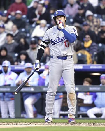 　ロッキーズ戦の２回、手に息を吹きかけるドジャース・大谷＝デンバー（共同）