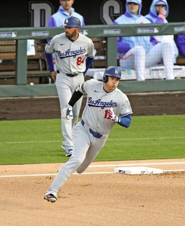 　ロッキーズ戦の１回、二塁打を放って走るドジャース・大谷＝デンバー（共同）