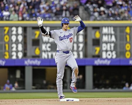 　ロッキーズ戦の１回、二塁打を放ちポーズをとるドジャース・大谷＝デンバー（共同）