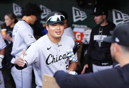 　試合前にベンチでタッチを交わすホワイトソックス・村上＝サクラメント（共同）