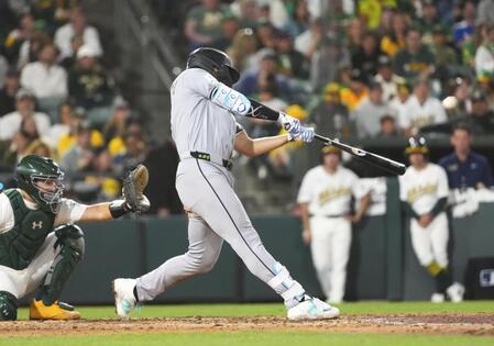 　アスレチックス戦の７回、メジャー移籍後初の満塁本塁打を放つホワイトソックス・村上＝サクラメント（共同）