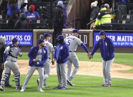 　ロッキーズに勝利しチームメートを迎えるドジャース・大谷（右端）＝デンバー（共同）
