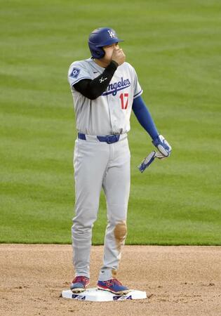 　ロッキーズ戦の１回、二塁打を放ち、塁上で手に息を吹きかけるドジャース・大谷＝デンバー（共同）