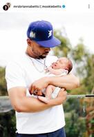 　第３子となるカーリちゃんを抱っこするベッツ。ベッツのインスタグラム（ｍｏｏｋｉｅｂｅｔｔｓ）より