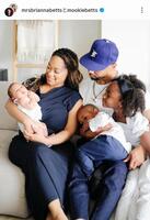 　第３子のカーリちゃんを囲むベッツ一家。ベッツのインスタグラム（ｍｏｏｋｉｅｂｅｔｔｓ）より